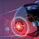 Telecamera dome di sorveglianza con luce rossa attiva e interfaccia digitale di scansione sulle lenti